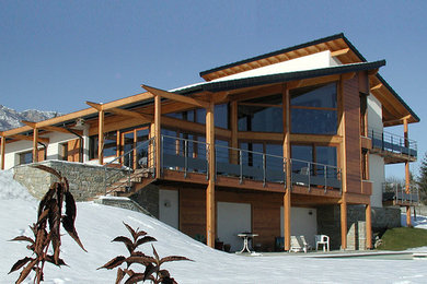 Inspiration pour une façade de maison chalet.