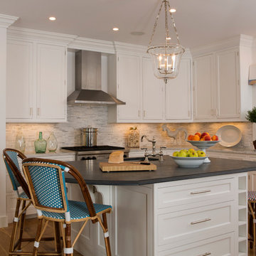 A Colorful Cottage Makes a Splash