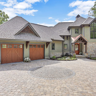 Idéer för stora funkis gröna hus, med två våningar, blandad fasad, valmat tak och tak i shingel