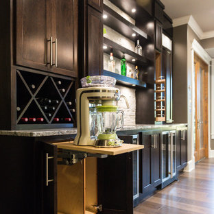 シカゴの巨大なコンテンポラリースタイルのおしゃれなウェットバー (アンダーカウンターシンク、シェーカースタイル扉のキャビネット、濃色木目調キャビネット、御影石カウンター、白いキッチンパネル、石タイルのキッチンパネル、淡色無垢フローリング) の写真