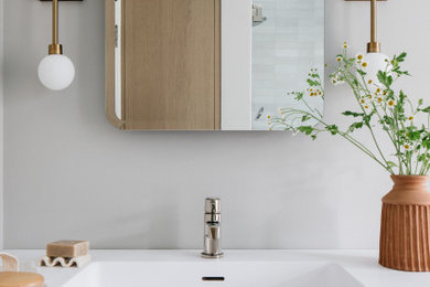 Example of a transitional bathroom design in Chicago