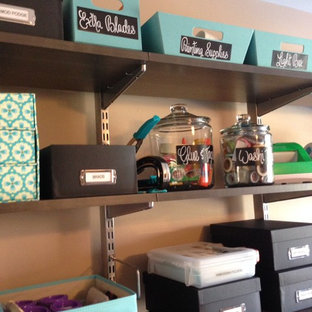 Idéer för ett mellanstort klassiskt hobbyrum, med bruna väggar