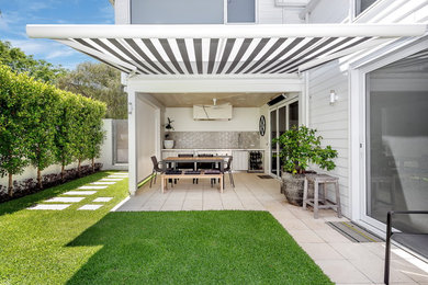 Inspiration for a mid-sized contemporary patio in Perth.