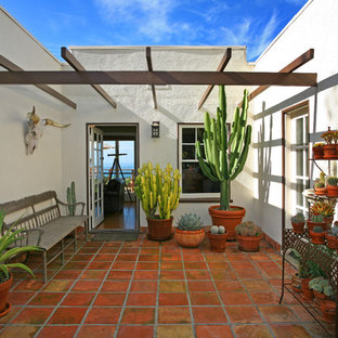 Esempio di un patio o portico american style in cortile