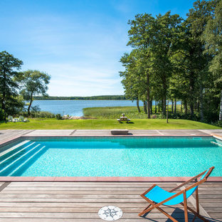 ストックホルムの北欧スタイルのおしゃれなプールの写真