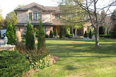 Photo of a traditional landscaping in Toronto.