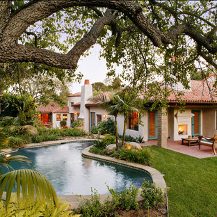 サンタバーバラのサンタフェスタイルのおしゃれなプール (レンガ敷き) の写真