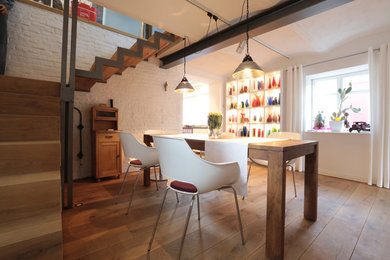 Modernes Esszimmer mit braunem Holzboden in Frankfurt am Main