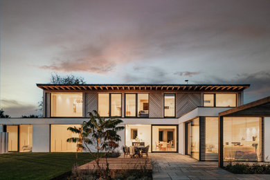 Inspiration pour une façade de maison design à un étage avec un toit plat.