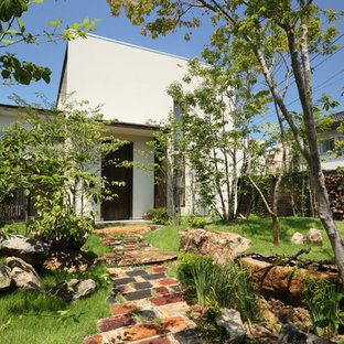 他の地域の北欧スタイルのおしゃれな前庭 (庭への小道、日向、レンガ敷き) の写真