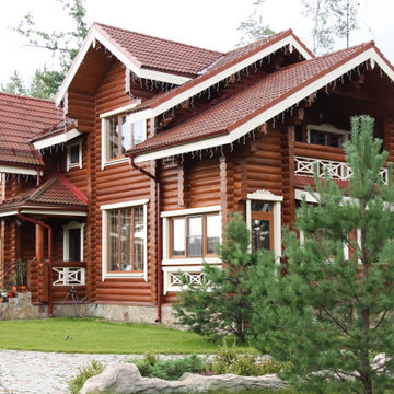 Фасад деревянного дома из оцилиндрованного бревна