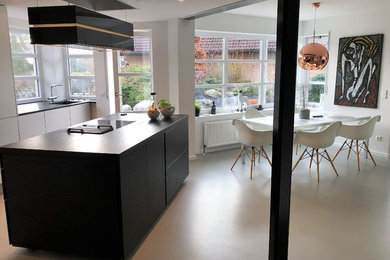Offene, Mittelgroße Moderne Küche mit Kassettenfronten und Kücheninsel in Stuttgart
