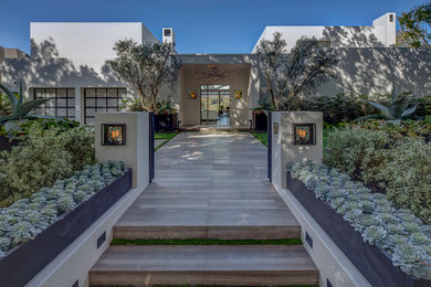 Large trendy exterior home photo in Los Angeles