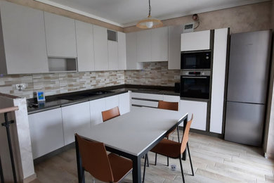 Immagine di una cucina contemporanea di medie dimensioni con lavello a doppia vasca, ante lisce, ante bianche, top in quarzo composito, pavimento in gres porcellanato, nessuna isola e pavimento beige