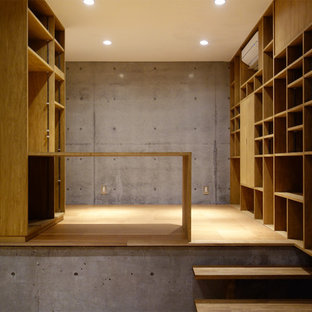 Design ideas for a modern study in Tokyo Suburbs with grey walls, cork flooring and a built-in desk.