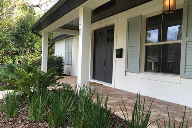 Photo of a mid-sized transitional front yard verandah in Orlando.