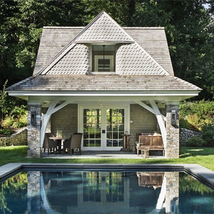 Klassischer Pool hinter dem Haus in rechteckiger Form mit Poolhaus in New York