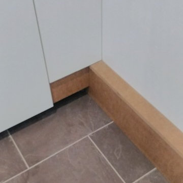 Finitions : la tuyauterie est apparente, aussi un coffrage en MDF hydrofuge perm