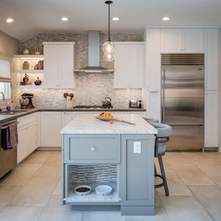 Réalisation d'une arrière-cuisine design en L de taille moyenne avec un évier encastré, un placard avec porte à panneau encastré, des portes de placard grises, un plan de travail en surface solide, une crédence beige, une crédence en carreau briquette, un électroménager en acier inoxydable, un sol en carrelage de porcelaine, un îlot central, un sol beige et un plan de travail blanc.