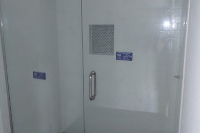 Imagen de cuarto de baño minimalista con ducha con puerta con bisagras