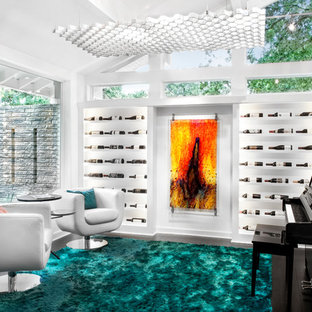 Foto di un piccolo soggiorno minimalista aperto con pareti bianche, parquet scuro, sala della musica, nessun camino, nessuna TV e pavimento marrone