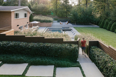 Design ideas for a mid-sized mid-century modern backyard landscaping in Atlanta.