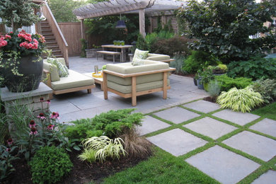 Photo of a contemporary landscaping in Chicago.