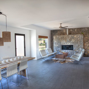 Mediterranes Wohnzimmer mit Kaminsims aus Stein und Porzellan-Bodenfliesen in Phoenix