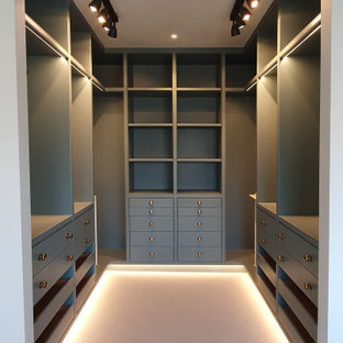 Mittelgroßes Klassisches Hauptschlafzimmer mit grauer Wandfarbe, Teppichboden und grauem Boden in London