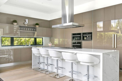 Inspiration for a modern kitchen remodel in Los Angeles