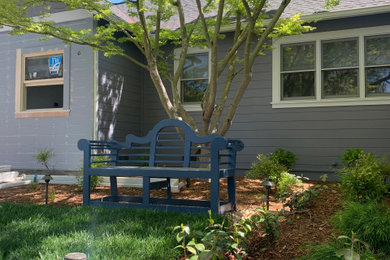 Modelo de jardín clásico de tamaño medio en patio delantero con exposición parcial al sol y con madera
