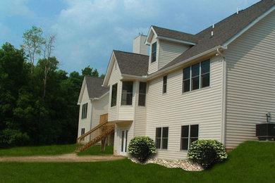 Example of an exterior home design in Columbus
