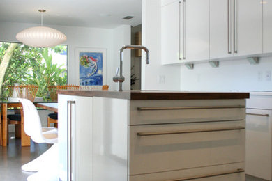Photo of a modern kitchen in Orlando.