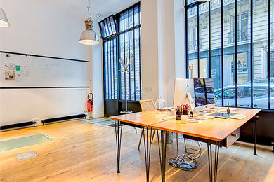 Imagen de despacho contemporáneo de tamaño medio con paredes blancas y suelo de madera pintada