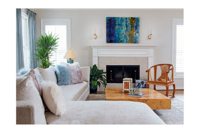 Ejemplo de sala de estar abierta clásica renovada con paredes blancas, suelo de madera en tonos medios, todas las chimeneas, marco de chimenea de madera, televisor colgado en la pared y suelo marrón