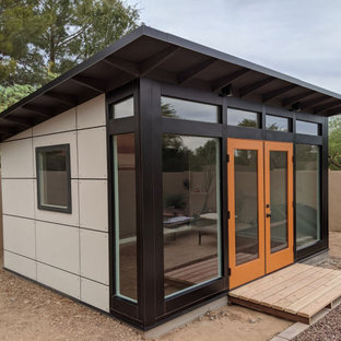 Foto de estudio madera, de tamaño medio, con suelo de madera oscura, suelo marrón y paredes multicolor