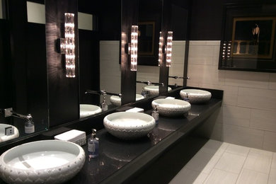 Imagen de cuarto de baño urbano grande con armarios abiertos y puertas de armario negras