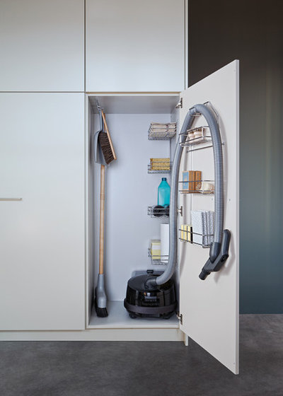 Bügelbrett und Staubsauger im Schrank verstauen: Tipps für die Aufbewahrung