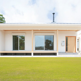 他の地域のアジアンスタイルのおしゃれな白い家 (切妻屋根) の写真