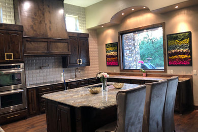 Example of a transitional home design design in Dallas