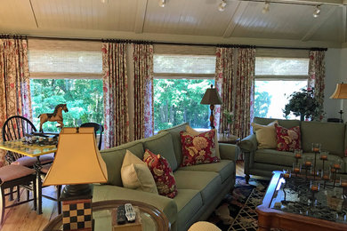 Cette photo montre une grande salle de séjour éclectique ouverte avec un mur blanc, parquet clair, une cheminée standard, un sol beige et un manteau de cheminée en bois.