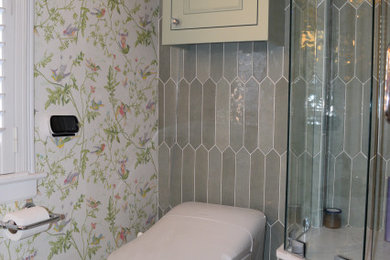 サンディエゴにあるシャビーシック調のおしゃれな浴室の写真