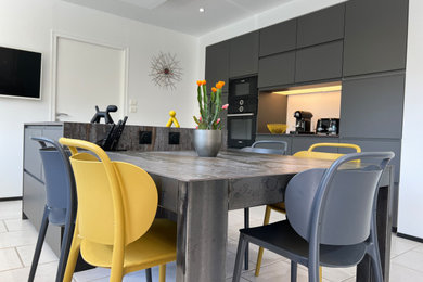 Idée de décoration pour une salle à manger urbaine.
