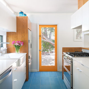 Новые идеи обустройства дома: маленькая параллельная кухня в стиле ретро с раковиной в стиле кантри, плоскими фасадами, белыми фасадами, столешницей из кварцевого композита, белым фартуком, фартуком из керамической плитки, полом из керамогранита и синим полом