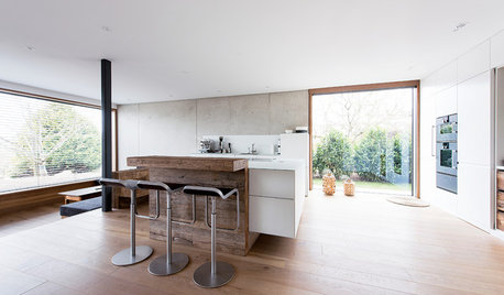 Bayrische Küche nach Maß – mit Altholz und cleveren Verstecken