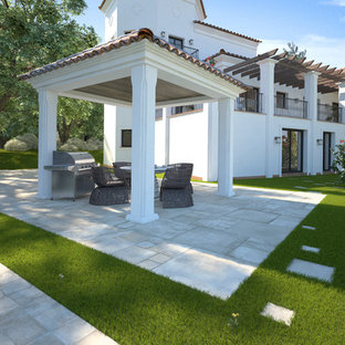 他の地域の地中海スタイルのおしゃれなテラス・中庭 (アウトドアキッチン、ガゼボ・カバナ) の写真