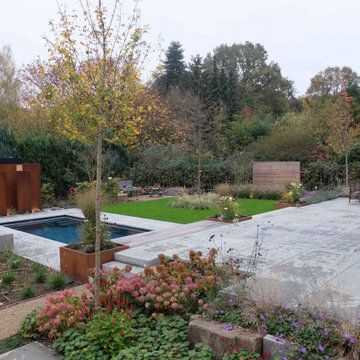 Moderner Pool-Wohngarten