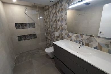 Ejemplo de cuarto de baño flotante con armarios tipo mueble y aseo y ducha