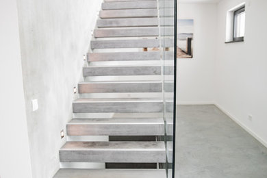Gerade, Mittelgroße Moderne Treppe mit offenen Setzstufen in München