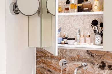 Свежая идея для дизайна: главная ванная комната среднего размера в современном стиле с фасадами в стиле шейкер, бежевыми фасадами, открытым душем, унитазом-моноблоком, белой плиткой, керамической плиткой, белыми стенами, полом из керамической плитки, врезной раковиной, мраморной столешницей, серым полом, открытым душем, розовой столешницей, тумбой под две раковины и подвесной тумбой - отличное фото интерьера